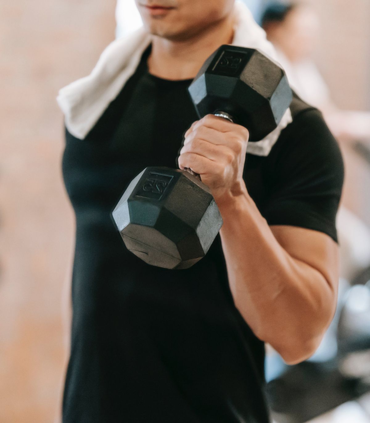 Guy wearing custom fit athletic t-shirt in the gym